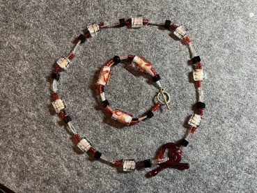 Preview: KETTE kurz rot-schwarz-silberfarben - Glas (50cm) Knebelverschluss aus Glas